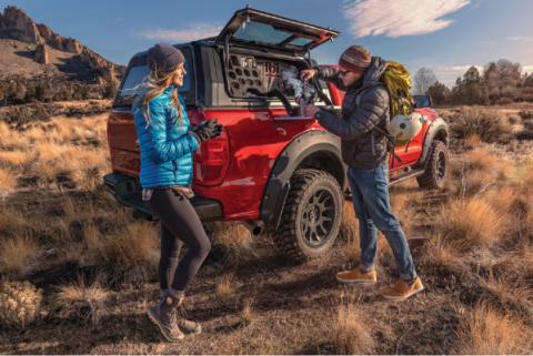 Gladiator Truck Bed Cap SmartCapEVOa Adventure Matte Black 20-Up Jeep Gladiator 5 Foot Short Bed SmartCap